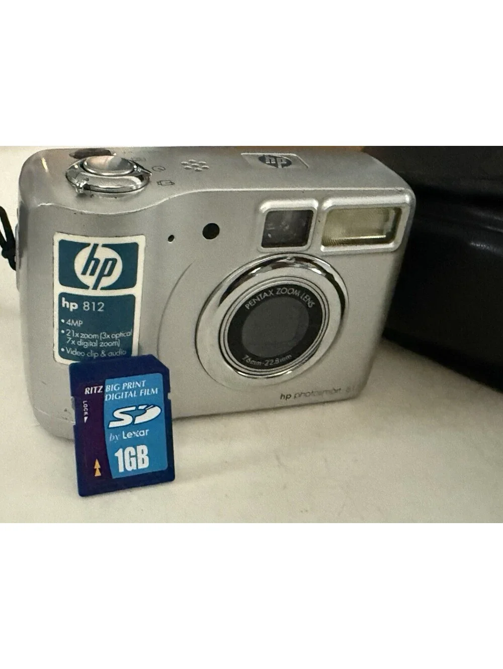 HP PhotoSmart 812, 4.0 MP Compact Digital Camera W/case, 1gb Memory Card , Works